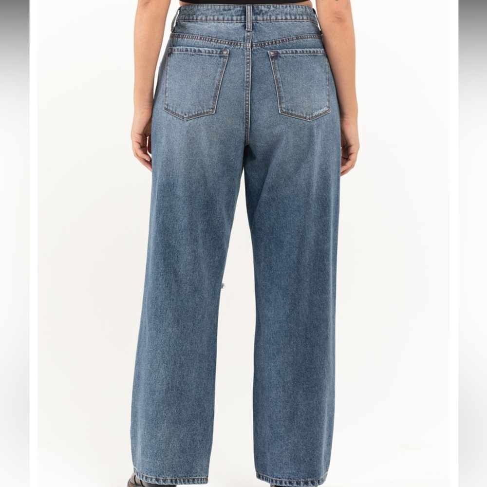 RSQ size 31 High Rise Straight Leg Jean With distressed knee Medium Wash - Picture 4 of 7